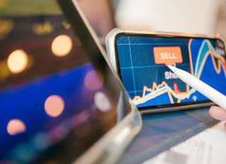Operador de múltiples mercados que evalúa opciones de Bitcoin, Ethereum y forex
