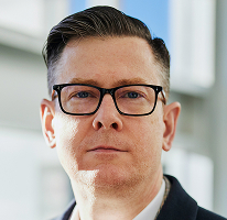 Alexander Hughes, CEO de una empresa de trading de criptomonedas, en un retrato