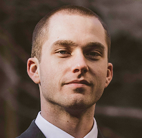 Retrato de Thomas Whitfield, analista de trading especializado en el mercado de criptomonedas